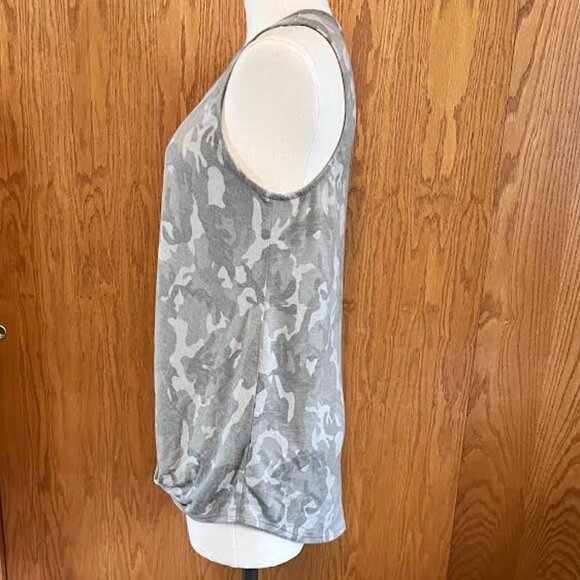 Buckle Gee Gee Sleeveless Camo Tank / Knotted Hem Detail / Size: M - Picture 3 of 7